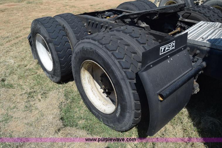 image for item J7224 2000 Peterbilt 377 semi truck