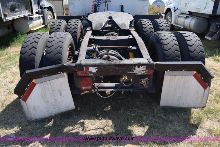 image for item J7224 2000 Peterbilt 377 semi truck