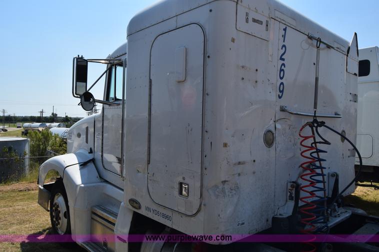 image for item J7224 2000 Peterbilt 377 semi truck