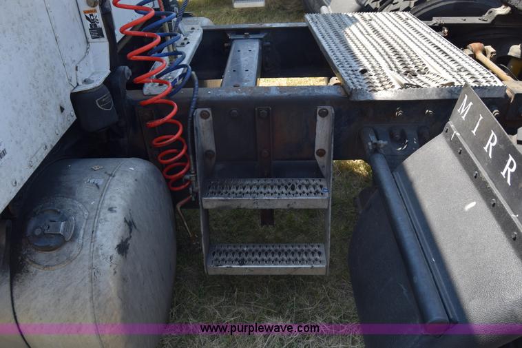 image for item J7224 2000 Peterbilt 377 semi truck