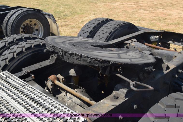 image for item J7224 2000 Peterbilt 377 semi truck