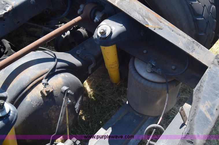 image for item J7224 2000 Peterbilt 377 semi truck