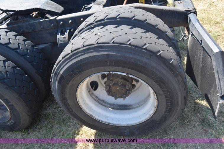 image for item J7224 2000 Peterbilt 377 semi truck