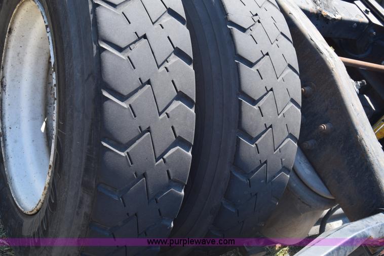 image for item J7224 2000 Peterbilt 377 semi truck