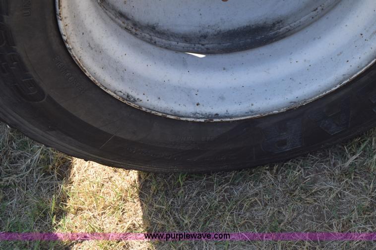 image for item J7224 2000 Peterbilt 377 semi truck