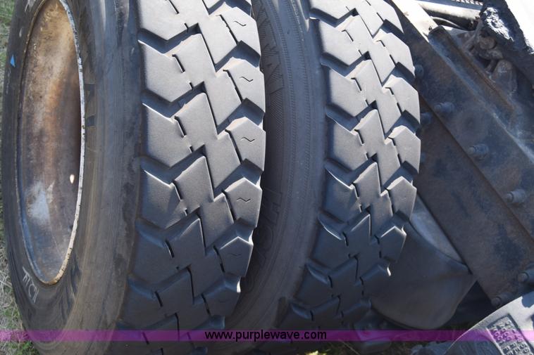 image for item J7224 2000 Peterbilt 377 semi truck