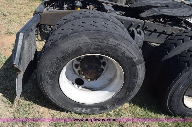 image for item J7224 2000 Peterbilt 377 semi truck