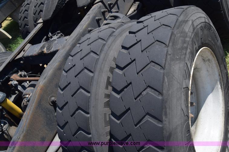 image for item J7224 2000 Peterbilt 377 semi truck