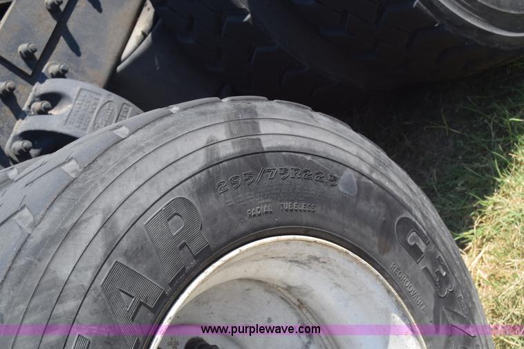 image for item J7224 2000 Peterbilt 377 semi truck