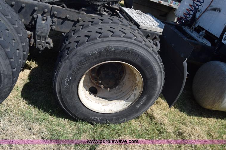 image for item J7224 2000 Peterbilt 377 semi truck