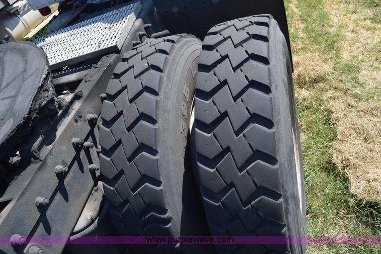 image for item J7224 2000 Peterbilt 377 semi truck