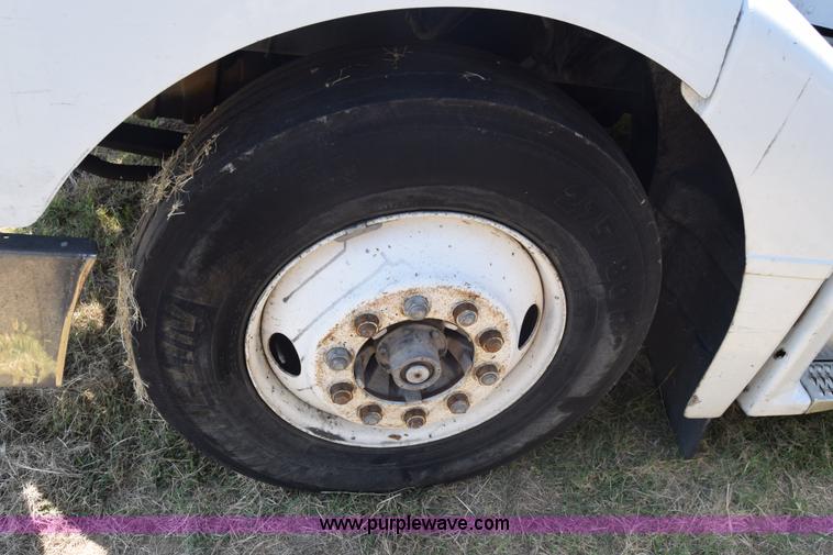 image for item J7224 2000 Peterbilt 377 semi truck