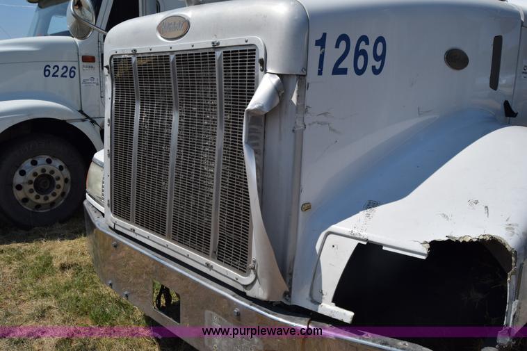 image for item J7224 2000 Peterbilt 377 semi truck