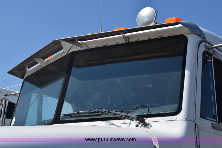 image for item J7224 2000 Peterbilt 377 semi truck