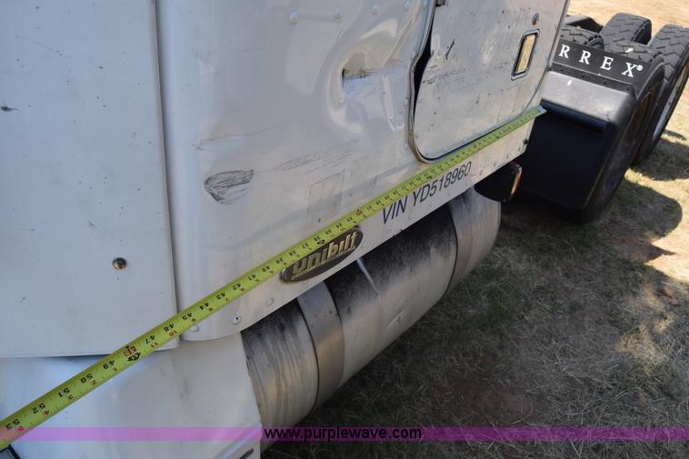 image for item J7224 2000 Peterbilt 377 semi truck