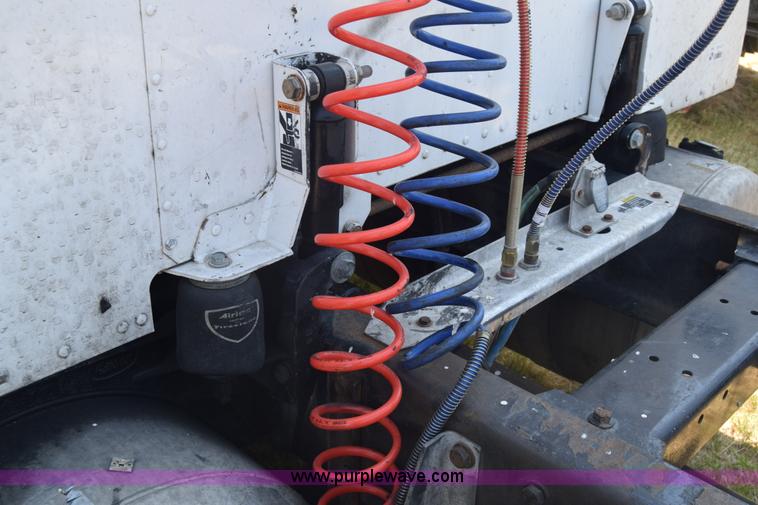 image for item J7224 2000 Peterbilt 377 semi truck