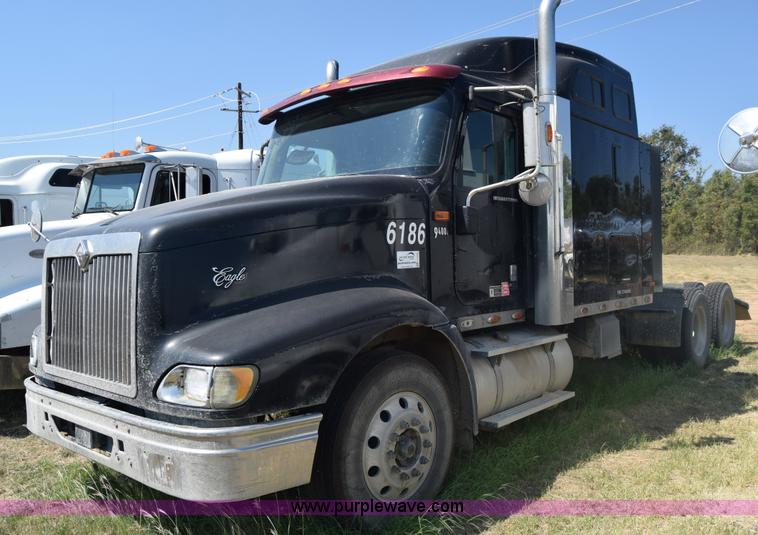 image for item J7225 2007 International 9400i semi truck