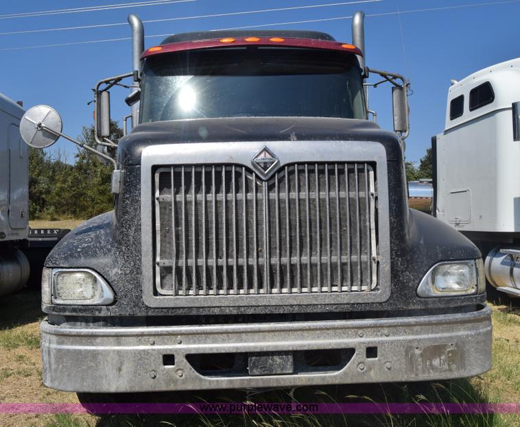 image for item J7225 2007 International 9400i semi truck