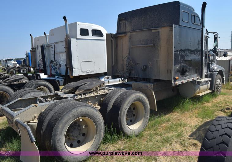 image for item J7225 2007 International 9400i semi truck