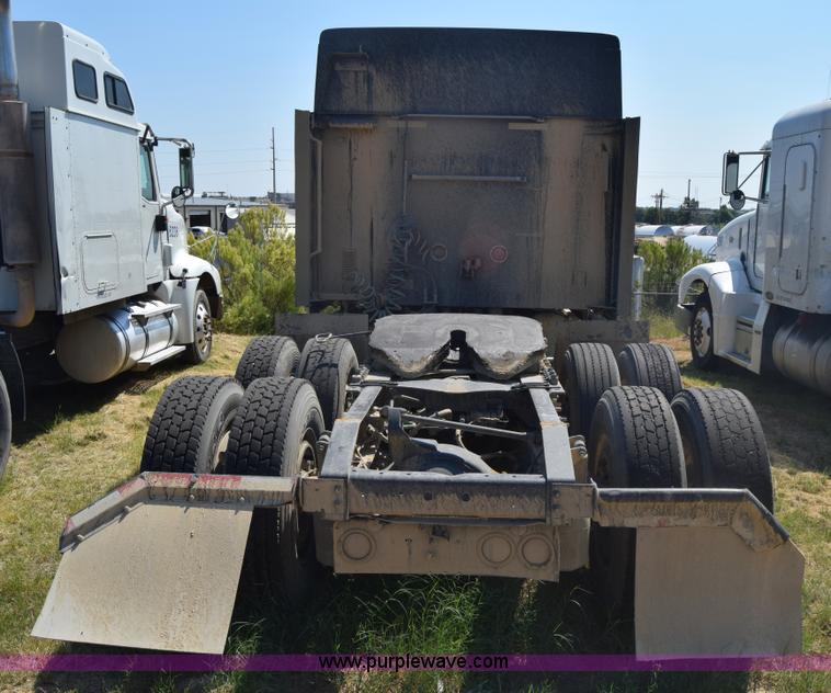 image for item J7225 2007 International 9400i semi truck