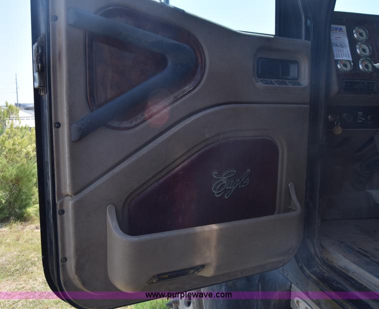 image for item J7225 2007 International 9400i semi truck