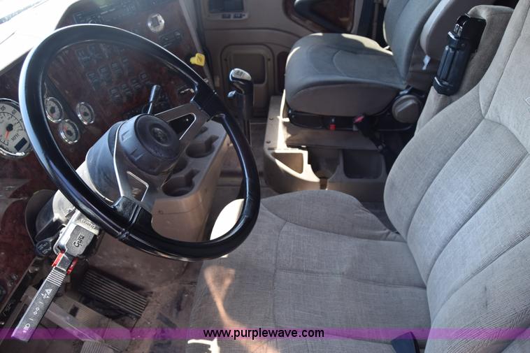 image for item J7225 2007 International 9400i semi truck