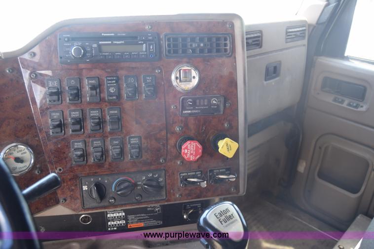 image for item J7225 2007 International 9400i semi truck