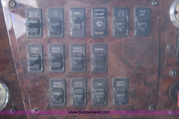 image for item J7225 2007 International 9400i semi truck