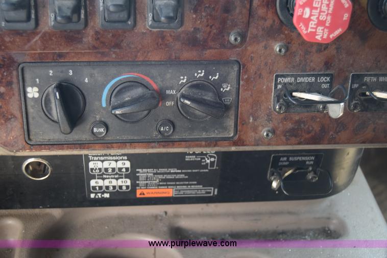 image for item J7225 2007 International 9400i semi truck