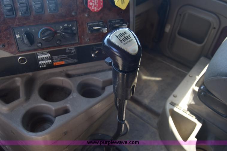 image for item J7225 2007 International 9400i semi truck