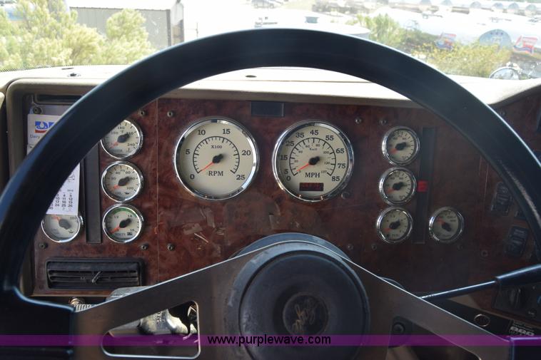 image for item J7225 2007 International 9400i semi truck