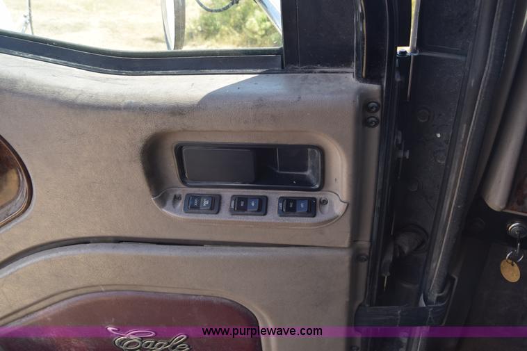 image for item J7225 2007 International 9400i semi truck