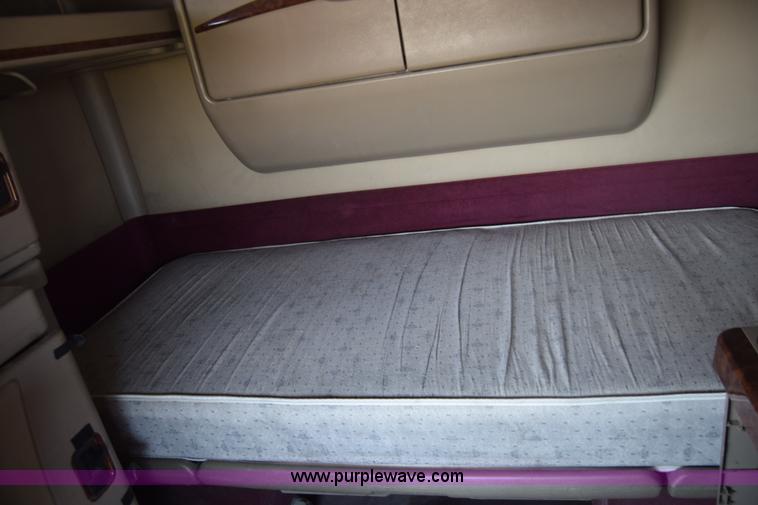 image for item J7225 2007 International 9400i semi truck