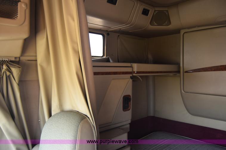 image for item J7225 2007 International 9400i semi truck