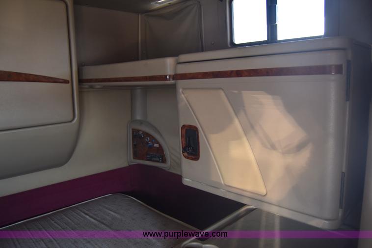 image for item J7225 2007 International 9400i semi truck