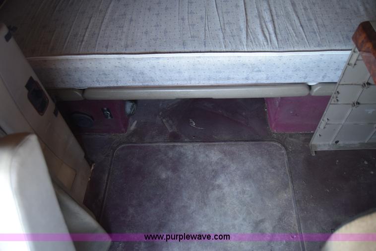 image for item J7225 2007 International 9400i semi truck