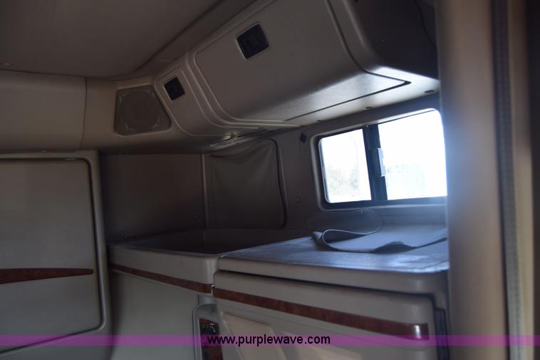 image for item J7225 2007 International 9400i semi truck