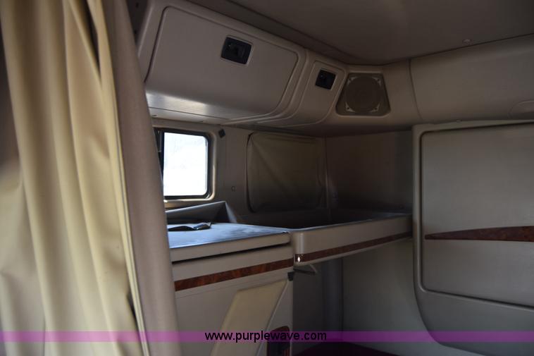 image for item J7225 2007 International 9400i semi truck