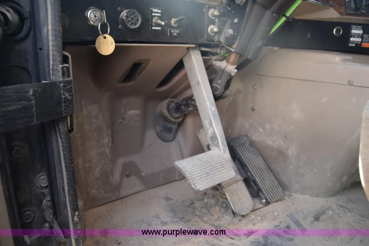 image for item J7225 2007 International 9400i semi truck