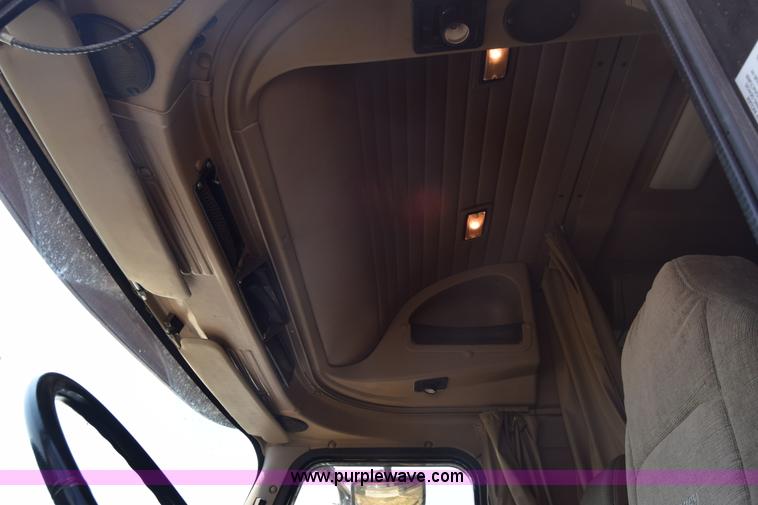 image for item J7225 2007 International 9400i semi truck