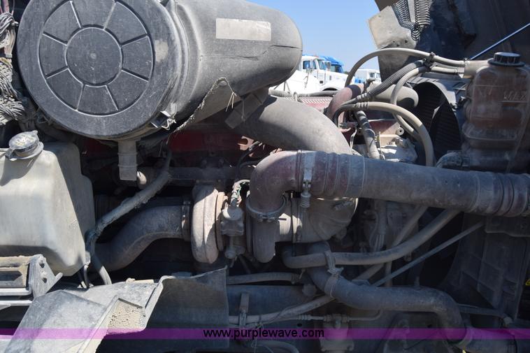 image for item J7225 2007 International 9400i semi truck