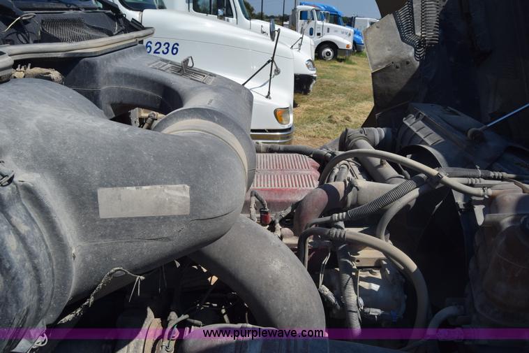 image for item J7225 2007 International 9400i semi truck