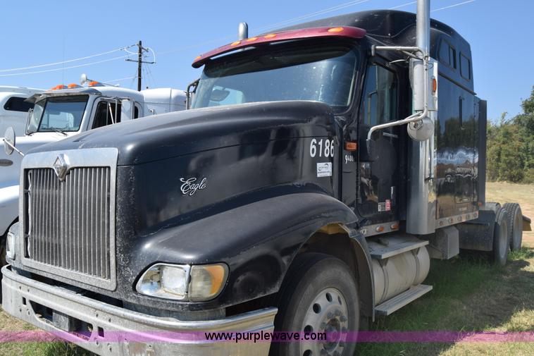 image for item J7225 2007 International 9400i semi truck
