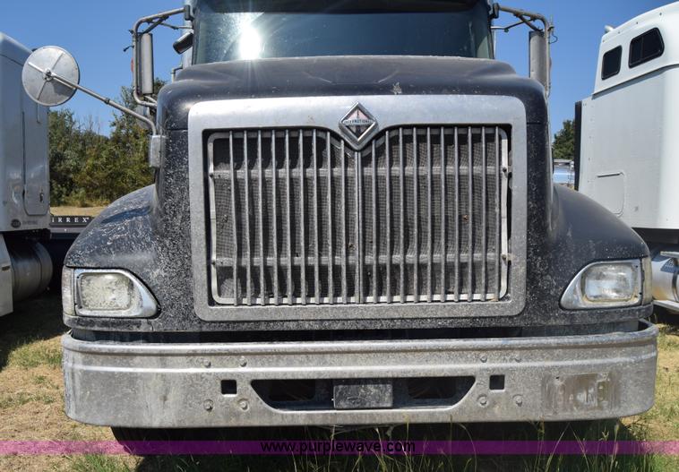 image for item J7225 2007 International 9400i semi truck