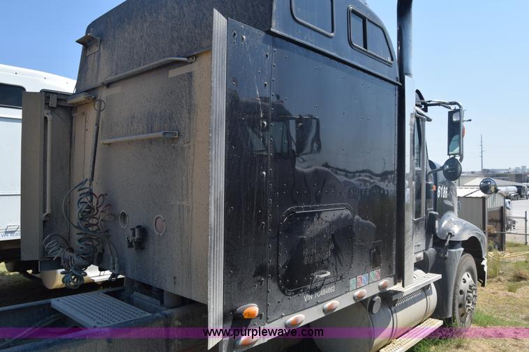 image for item J7225 2007 International 9400i semi truck