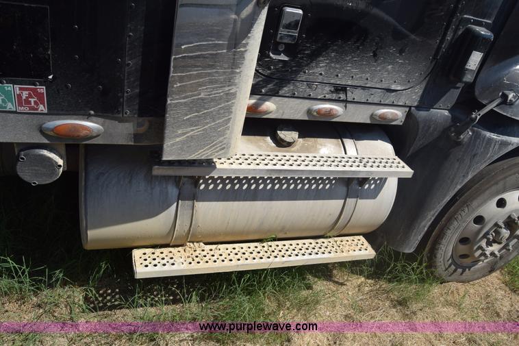 image for item J7225 2007 International 9400i semi truck