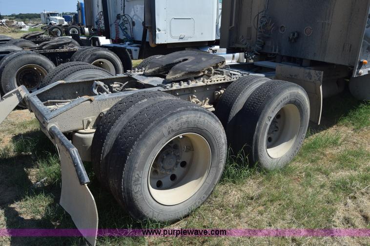 image for item J7225 2007 International 9400i semi truck