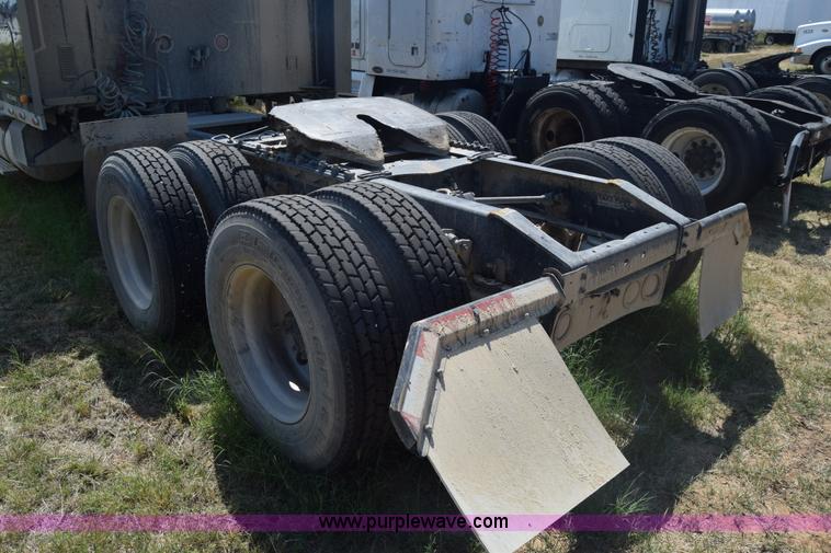 image for item J7225 2007 International 9400i semi truck