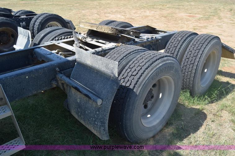 image for item J7225 2007 International 9400i semi truck