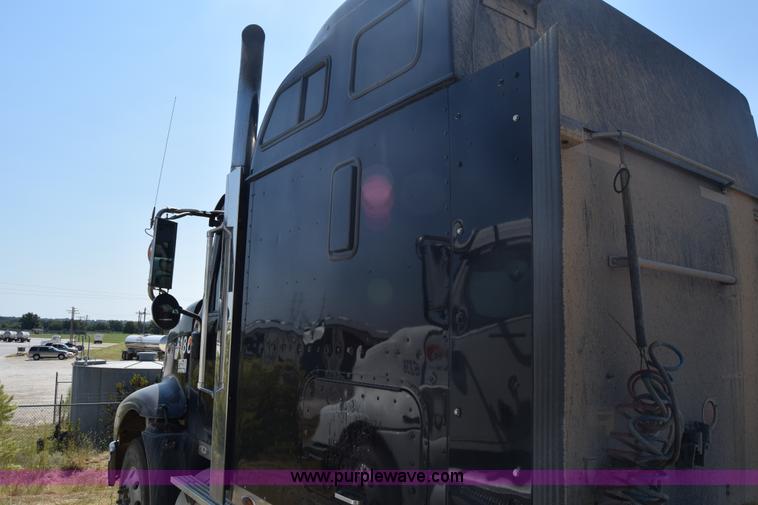 image for item J7225 2007 International 9400i semi truck
